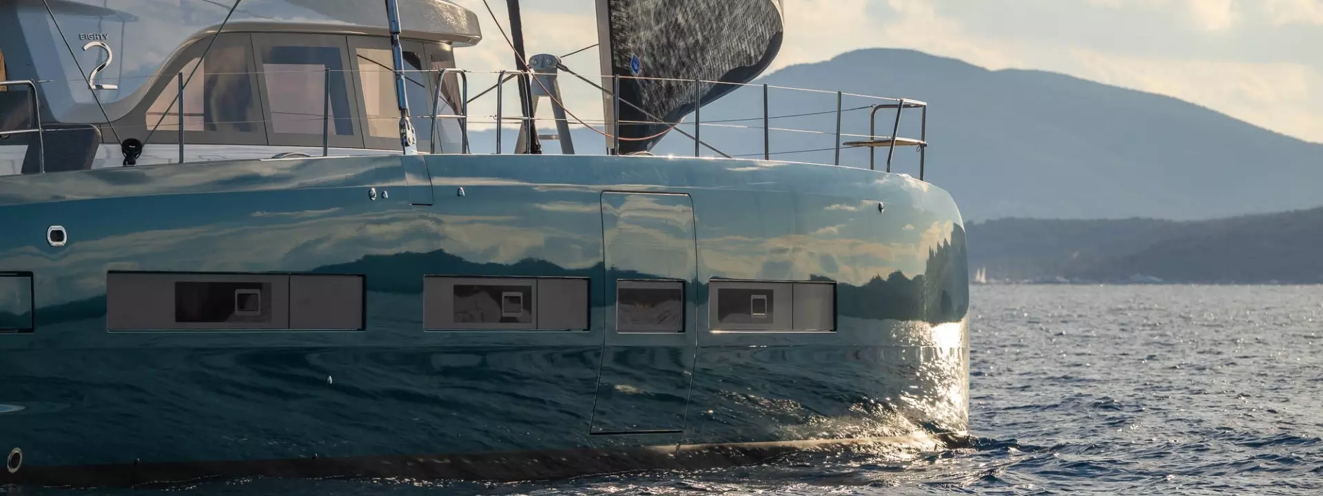 catamaran-LAGOON-EIGTHY-2-INTERIOR-SLIDER-46.webp