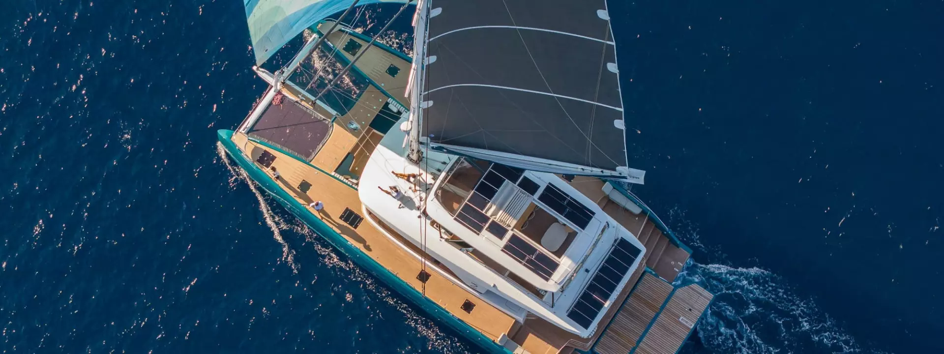 catamaran-LAGOON-EIGTHY-2-INTERIOR-SLIDER-51.webp