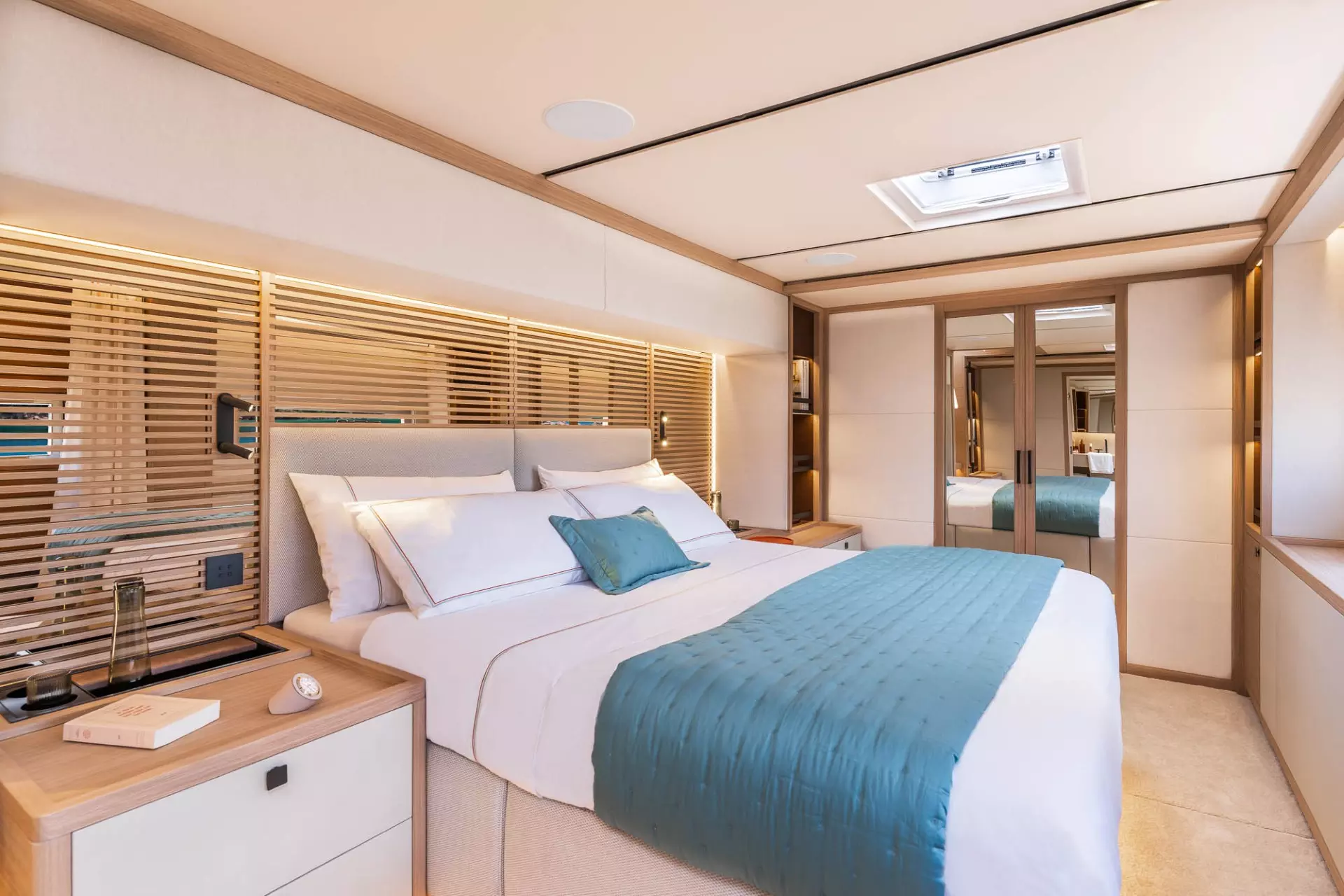 LAGOON-EIGTHY-2-INTERIOR-SLIDER-18.webp