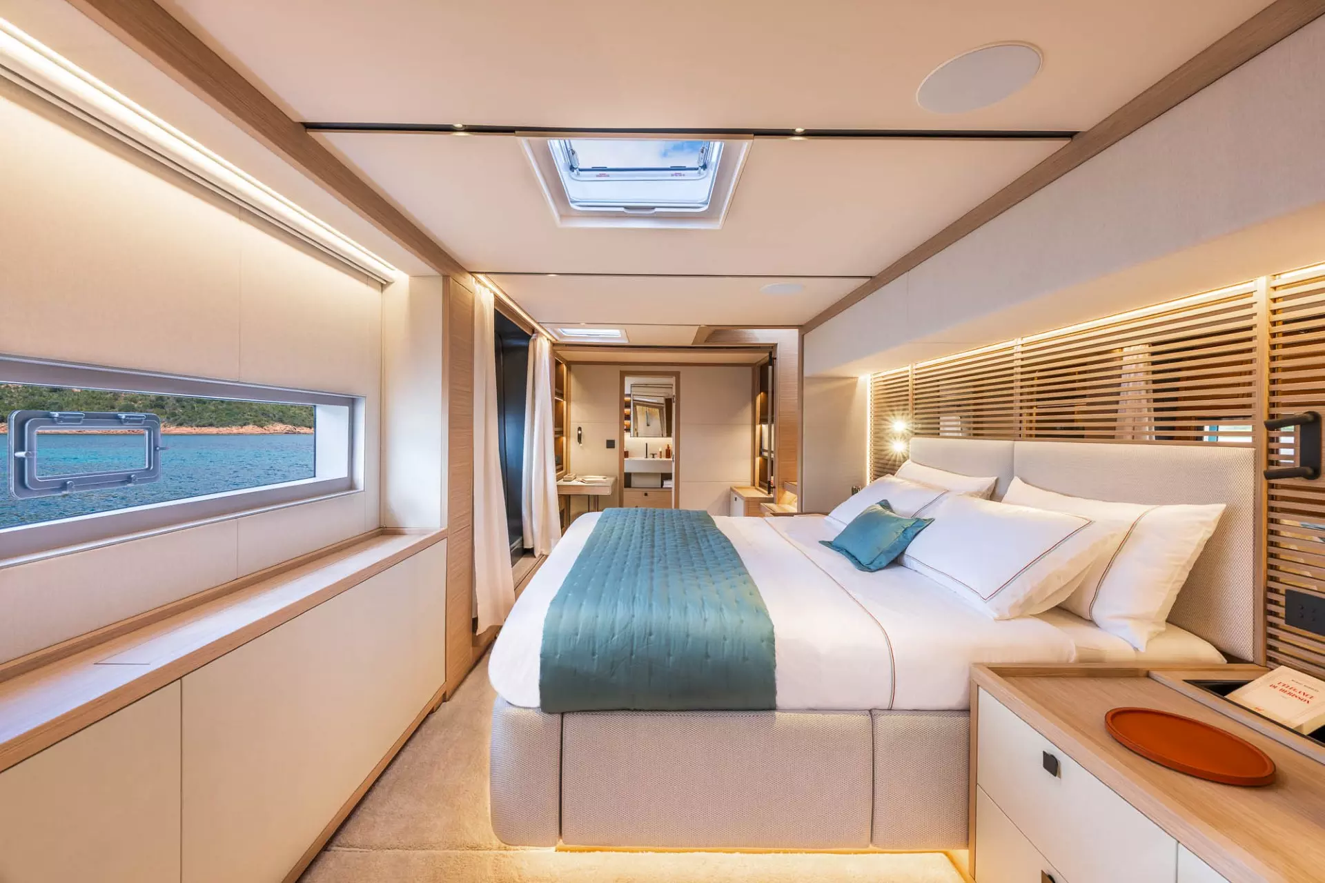 LAGOON-EIGTHY-2-INTERIOR-SLIDER-20.webp