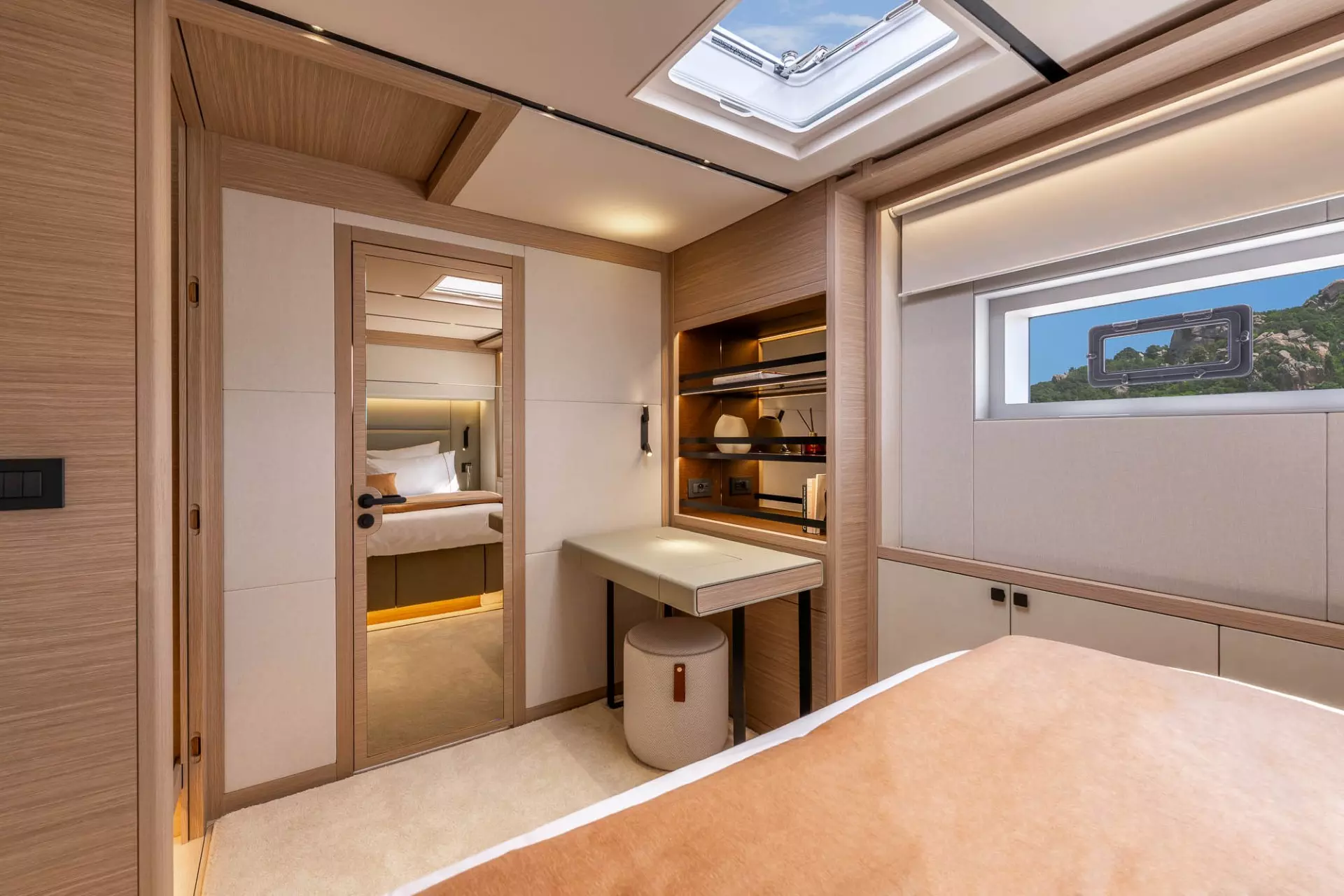 LAGOON-EIGTHY-2-INTERIOR-SLIDER-26.webp