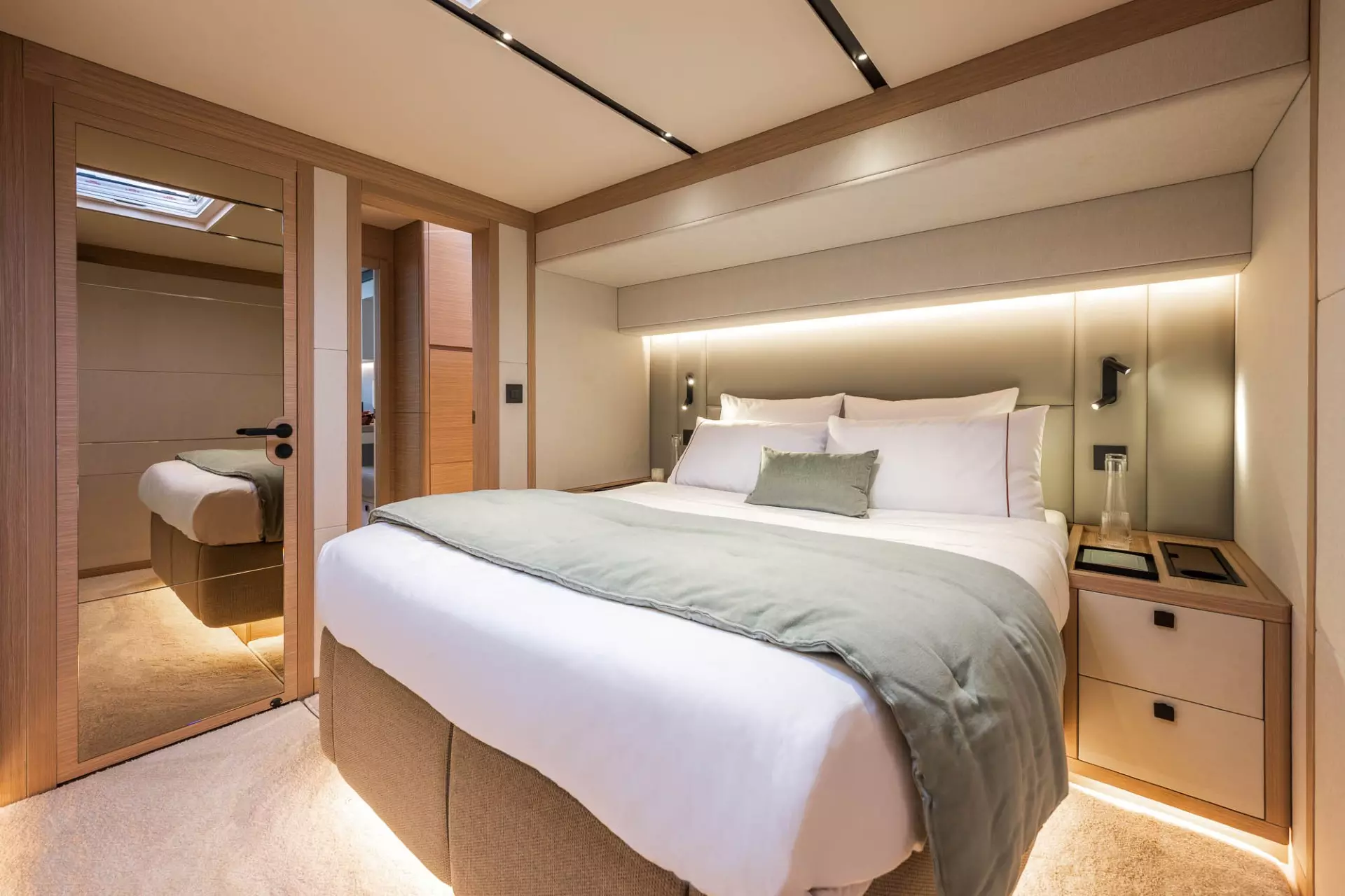 LAGOON-EIGTHY-2-INTERIOR-SLIDER-29.webp