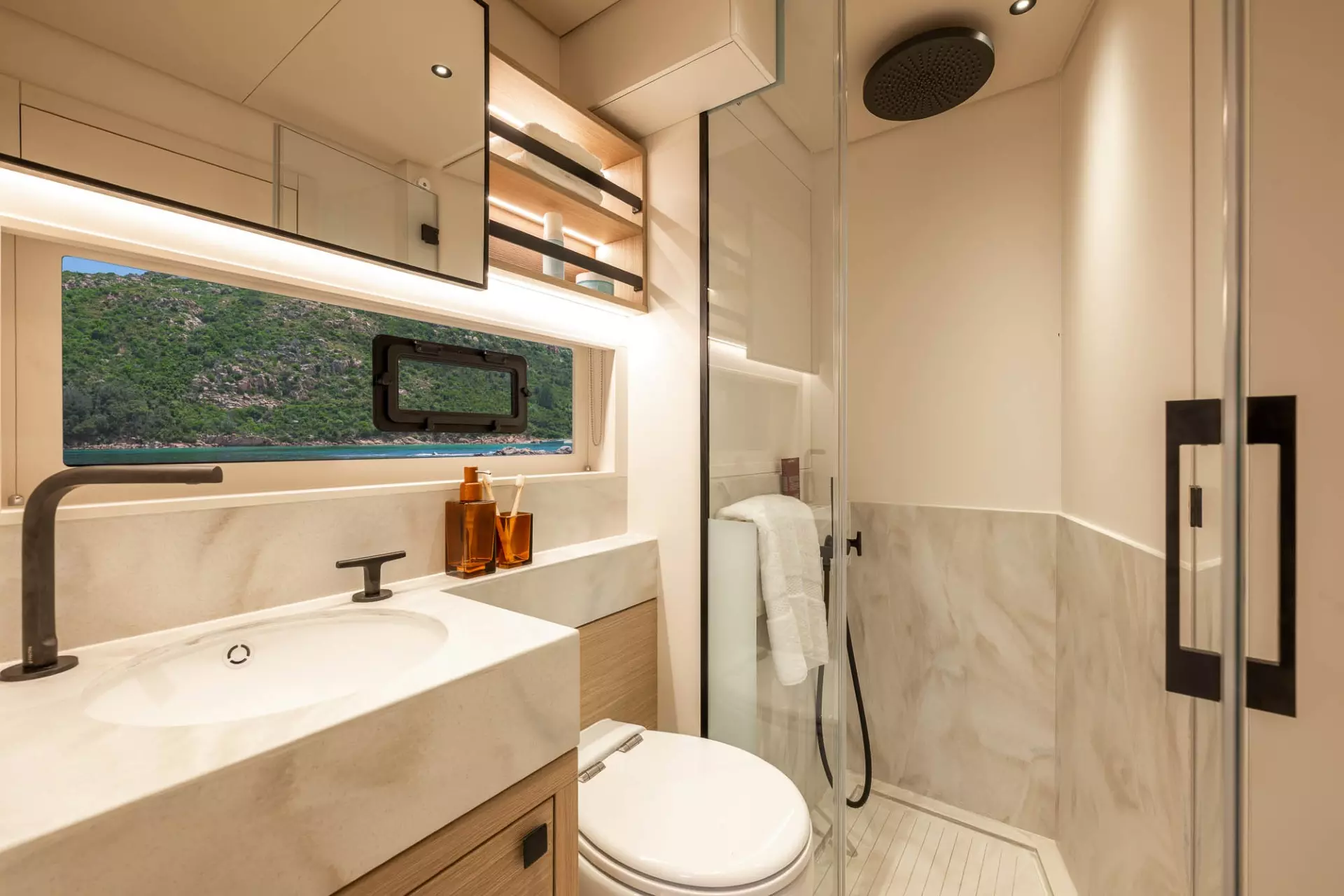LAGOON-EIGTHY-2-INTERIOR-SLIDER-30.webp